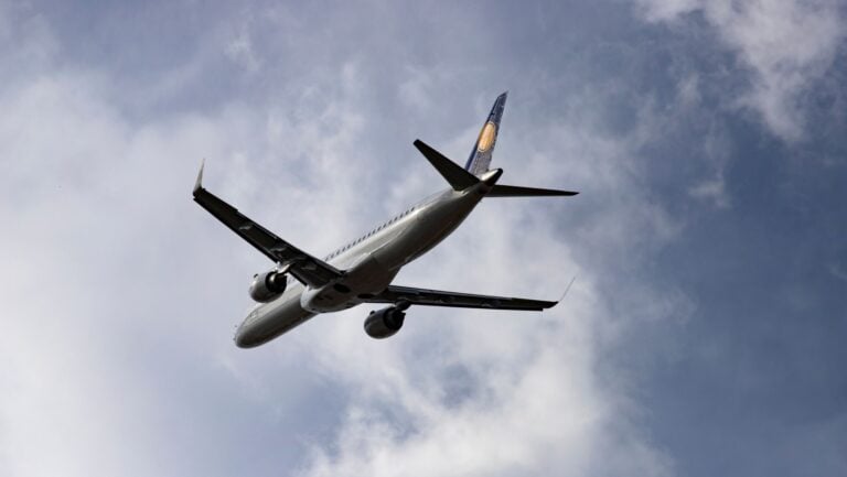 Avion de la Lufthansa dans le ciel.