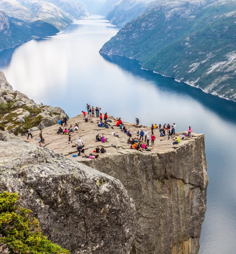 Les gens se rassemblent sur Pulpit Rock pour regarder le Lysefjord.