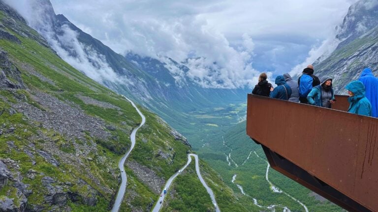 Point de vue au col de Trollstigen en Norvège.  Photo : David Nikel.